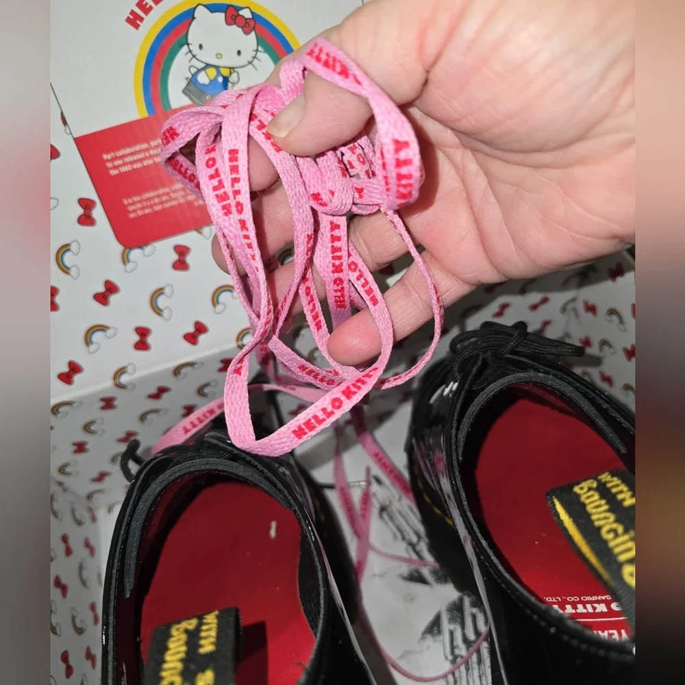Dr. Martens Hello Kitty 60 Years 1461 Quad HK Patent Lamper Hydro Leather 7 - Picture 15 of 16